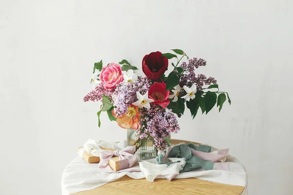 Bouquet Élégant Avec Coffret Cadeau Sur Table Rustique Bois Bonne — Photo