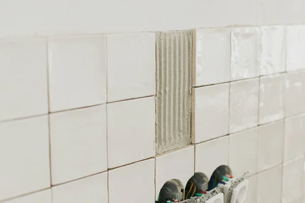 Stilvolle Weiße Fliesen Und Steckdose Dicht Dicht Der Wand Moderne — Stockfoto