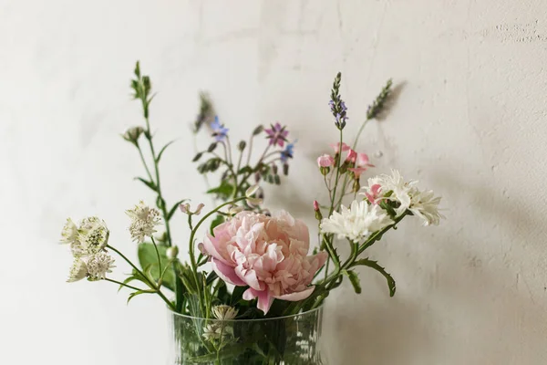 Bouquet Élégant Avec Pivoine Fleurs Sauvages Sur Étagère Tuiles Sur — Photo