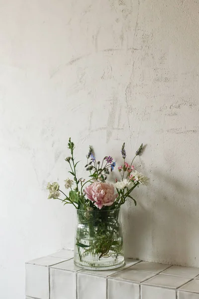 Bouquet Élégant Avec Pivoine Fleurs Sauvages Sur Étagère Tuiles Sur — Photo
