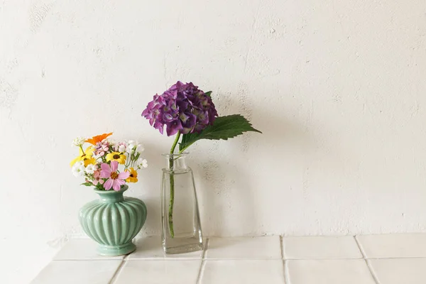 Стильний Фіолетовий Гортензія Букет Польових Квітів Полиці Плитки Фоні Сільської — стокове фото