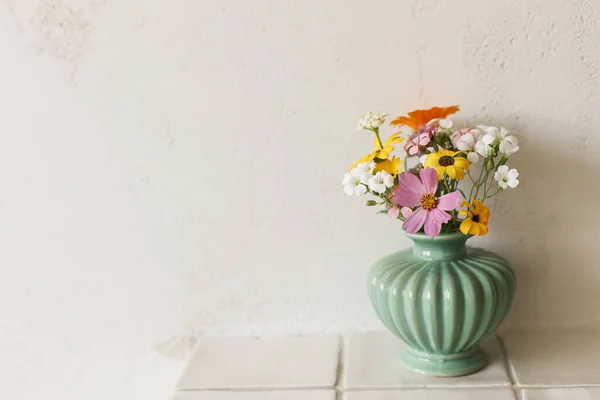 Bergaya Bunga Liar Buket Berwarna Warni Rak Ubin Dengan Latar — Stok Foto