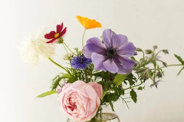 Stilvolle Bunte Blumen Strauß Auf Rustikalem Wandhintergrund Schöne Sommerwildblumen Anemonen — Stockfoto