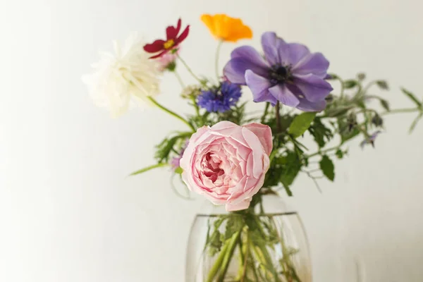 Elegante Ramo Flores Colores Sobre Fondo Pared Rústico Hermosas Flores —  Fotos de Stock
