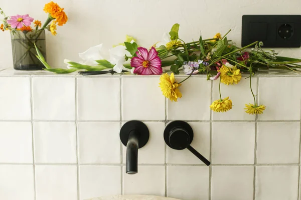 Красиві Квіти Сучасній Ванній Кімнаті Стильною Раковиною Чорним Краном Білою — стокове фото