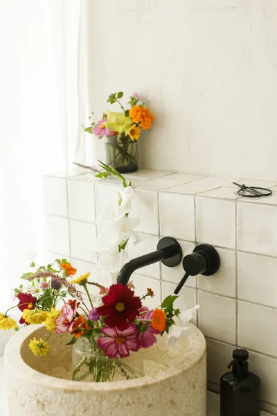 Beau Bouquet Fleurs Marbre Moderne Lavabo Dans Une Élégante Salle — Photo
