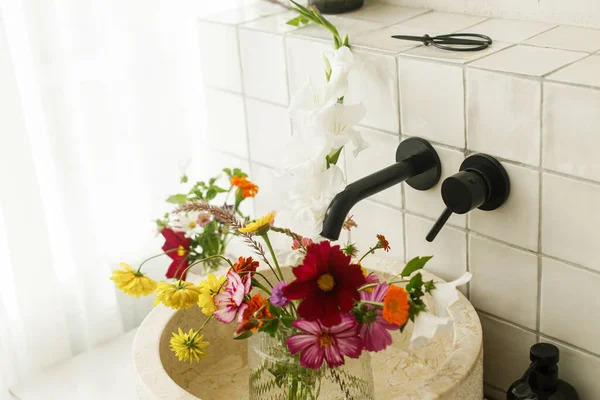 Krásné Květiny Kytice Moderním Mramorovém Dřezu Stylové Koupelně Letní Květiny — Stock fotografie