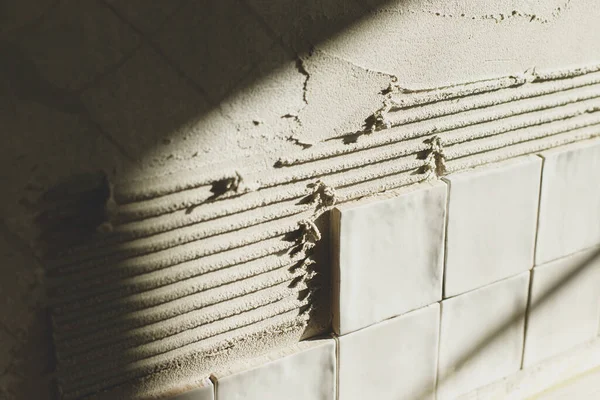 Şık Beyaz Fayanslar Güneş Işığında Sıva Duvarın Üzerine Kapanıyor Yapıştırıcı — Stok fotoğraf