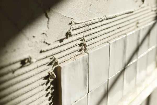 Stylish White Tiles Close Plaster Wall Sunlight Modern Square Tile — Stock Photo, Image