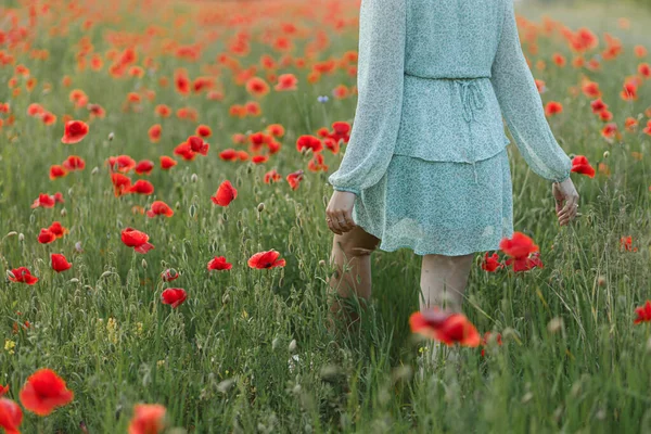 Γυναίκα Floral Φόρεμα Πόδια Στο Χωράφι Παπαρούνας Βράδυ Καλοκαιρινή Εξοχή — Φωτογραφία Αρχείου