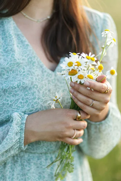 Daisy Bouquet Woman Hand Evening Summer Countryside Close Young Female — Stock Photo, Image