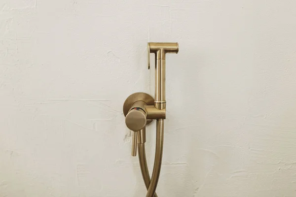 壁にスタイリッシュな真鍮ビデシャワー モダンなバスルームのデザインの詳細を閉じる 衛生概念 — ストック写真