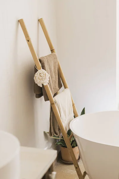 スタイリッシュなブーブーバスルームのデザイン モダンなバスタブ モダンなバスルームのインテリアでタオルと洗面布付きの素朴な木製のはしご — ストック写真