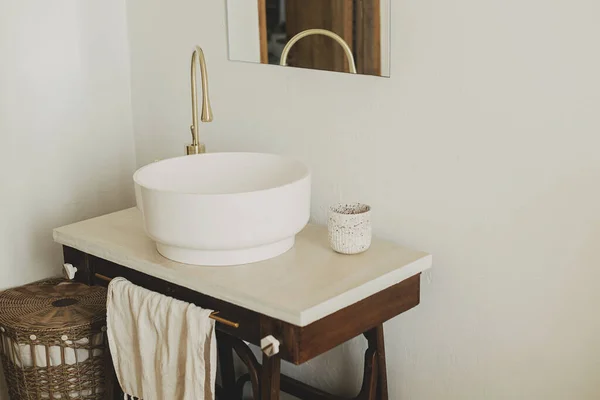 Modernes Keramik Waschbecken Mit Goldenem Wasserhahn Auf Rustikalem Ständer Mit — Stockfoto