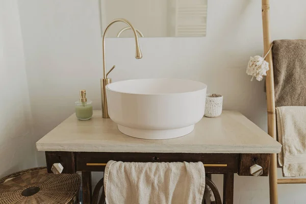 Modernes Keramik Waschbecken Mit Goldenem Wasserhahn Auf Rustikalem Ständer Mit — Stockfoto