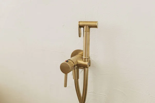 壁にスタイリッシュな真鍮ビデシャワー モダンなバスルームのデザインの詳細を閉じる 衛生概念 — ストック写真