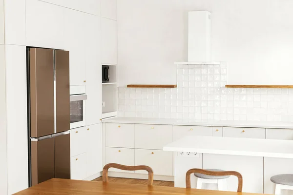 モダンなキッチンインテリア 新しい北欧の家で真鍮ノブ 花崗岩の島や家電付きのスタイリッシュな白いキッチンキャビネット モダンなミニキッチンデザイン — ストック写真