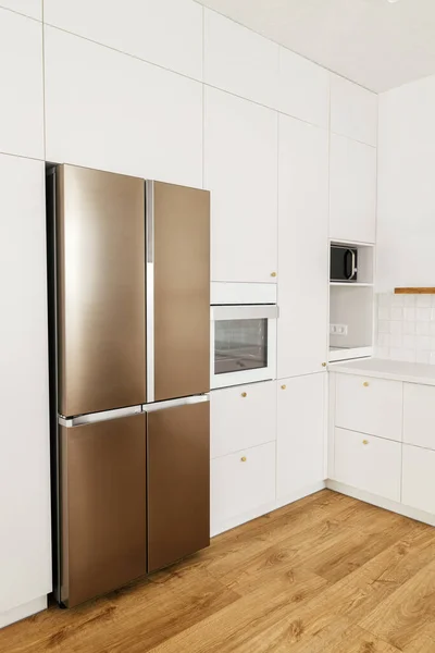 现代最小厨房设计 在新的丑闻中 风格别致的白色厨房橱柜 装有黄铜把手 花岗岩柜台和家用电器 现代厨房内部 — 图库照片