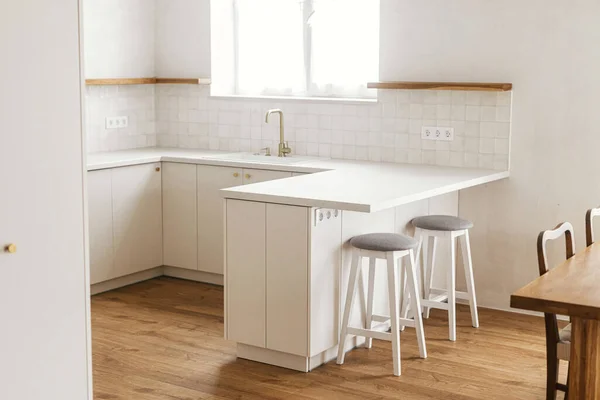 Modern Minimaal Keukenontwerp Modern Keukeninterieur Stijlvolle Witte Keukenkasten Met Koperen — Stockfoto