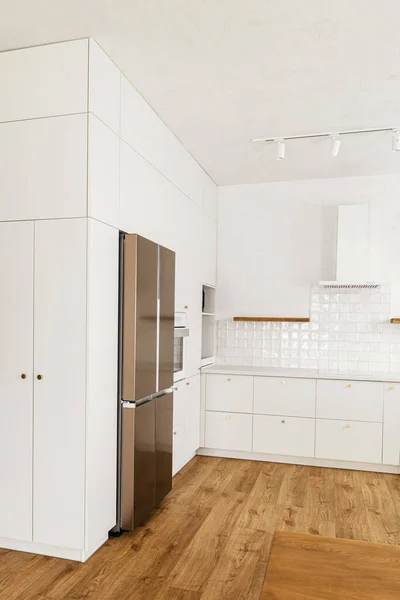 モダンなキッチンインテリア 新しい北欧の家で真鍮ノブ 花崗岩の島や家電付きのスタイリッシュな白いキッチンキャビネット モダンなミニキッチンデザイン — ストック写真