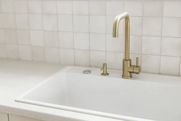 Modernes Minimalistisches Küchendesign Stilvoller Wasserhahn Aus Messing Und Weißes Granitbecken — Stockfoto