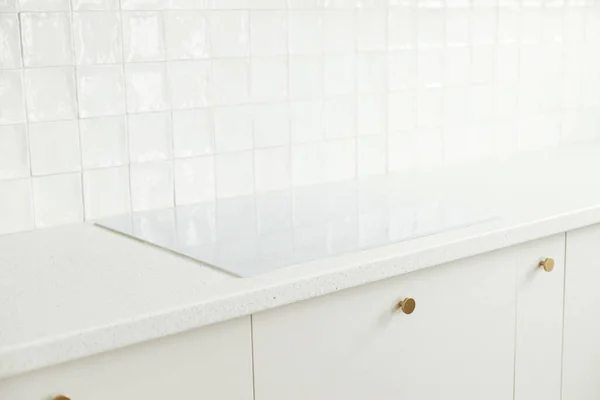 现代最小厨房设计 时尚的白色电饭锅 带有黄铜把手的厨房橱柜 新丑闻中的花岗岩柜台 现代厨房内部 — 图库照片
