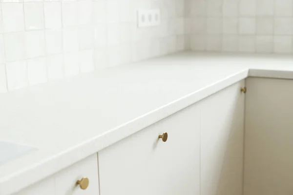Moderne Kücheneinrichtung Stilvolle Weiße Küchenschränke Mit Messingknöpfen Und Granitarbeitsplatte Großaufnahme — Stockfoto