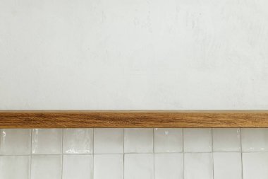 Ahşap raf modern mutfağın maketi. Kırsal ahşap raf şablonu, ürün için kopyalama alanı. Yeni İskandinav evinde şık bir mutfak.