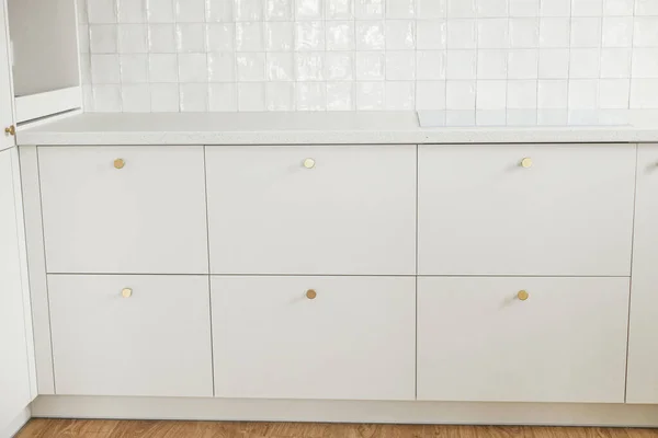 Moderne Kücheneinrichtung Stilvolle Weiße Küchenschränke Mit Messingknöpfen Granitarbeitsplatte Und Elektroherd — Stockfoto