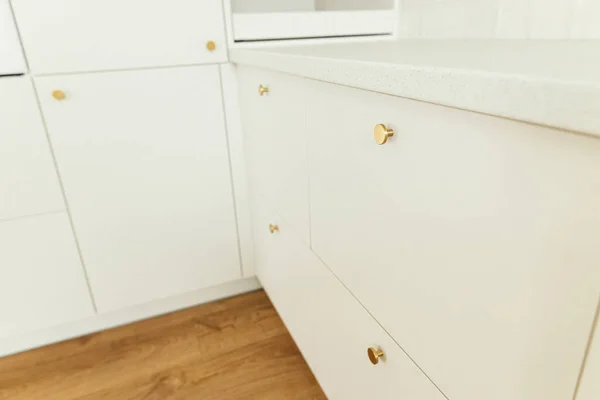 Elegantes Gabinetes Cocina Blancos Con Pomos Latón Encimera Granito Cerca —  Fotos de Stock