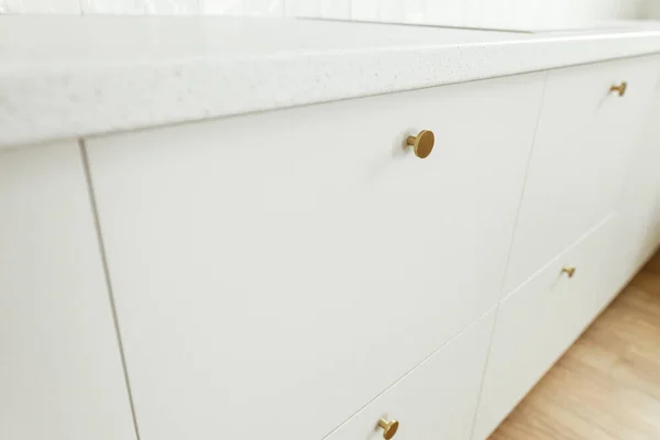 Stilvolle Weiße Küchenschränke Mit Messingknöpfen Und Granitarbeitsplatte Großaufnahme Neuen Skandinavischen — Stockfoto