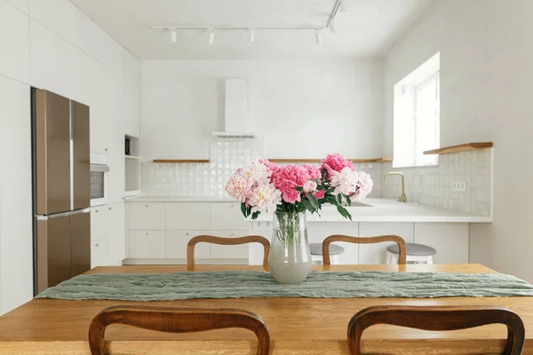 Interior Cozinha Moderna Belos Peônias Vaso Mesa Madeira Fundo Elegante — Fotografia de Stock
