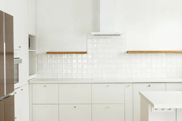 Modern Mutfak Tasarımı Yeni Skandinav Evinde Pirinç Düğmeleri Ahşap Rafları — Stok fotoğraf