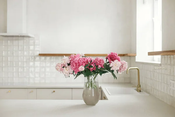Hermosas Peonías Jarrón Sobre Encimera Granito Fondo Elegante Cocina Blanca —  Fotos de Stock