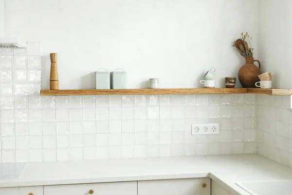 Modern Keukeninterieur Stijlvolle Witte Keukenkasten Met Koperen Knoppen Granieten Werkblad — Stockfoto