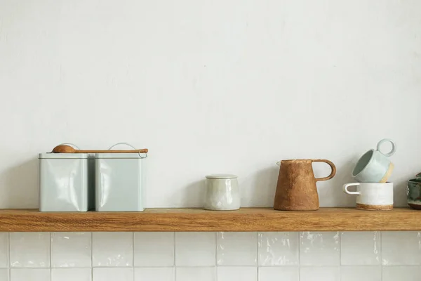 在新的丑闻式住宅的现代厨房里 带有器皿 杯子和装饰的木制架子在乡村墙的背景墙上 现代化厨房内部和时尚农舍配件 — 图库照片
