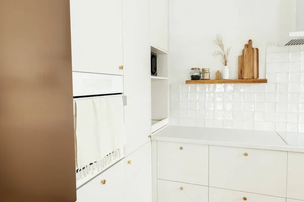 时尚的白色厨房橱柜与黄铜把手 木制架子与器具和器具在新的丑闻鸟的房子 现代最小厨房设计 现代厨房内部 — 图库照片