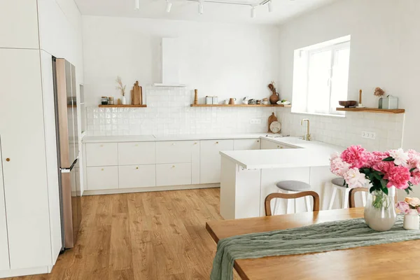 Interior Cozinha Moderna Belos Peônias Vaso Mesa Madeira Elegante Cozinha — Fotografia de Stock