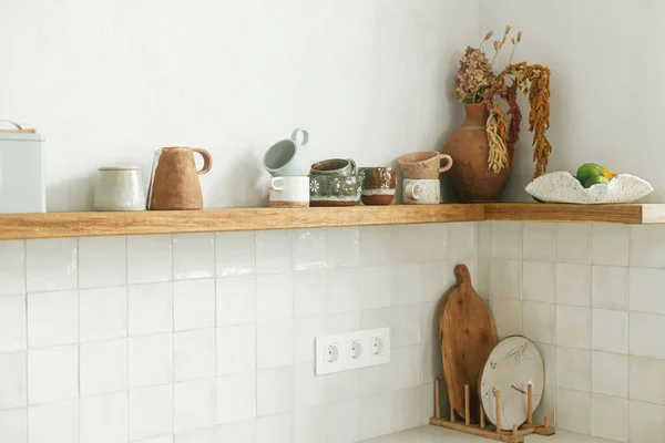 Moderne Kücheneinrichtung Stilvolle Küche Mit Holzregalen Mit Geschirr Und Tassen — Stockfoto