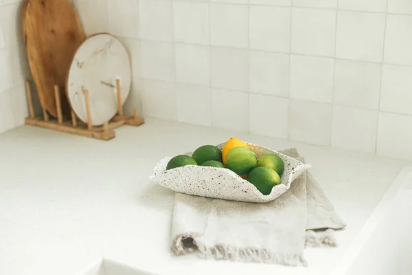 Limes Dans Bol Serviette Sur Fond Cuisine Blanche Moderne Avec — Photo