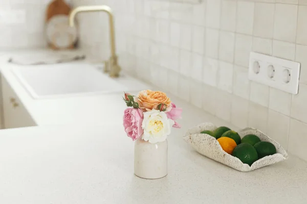 Красивые Розы Лаймы Чаше Фоне Современной Белой Кухни Латунным Краном — стоковое фото