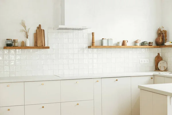 モダンなミニキッチンデザイン 新しい北欧の家の木製の棚に真鍮製のノブ 花崗岩のカウンタートップ 家電製品や道具とスタイリッシュな白いキッチンキャビネット モダンなキッチンインテリア — ストック写真
