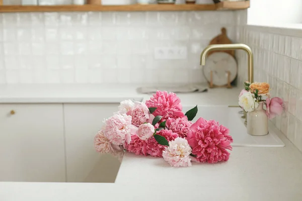 Peonia Rosa Rose Fiori Cucina Moderna Interni Disposizione Floreale Estiva — Foto Stock