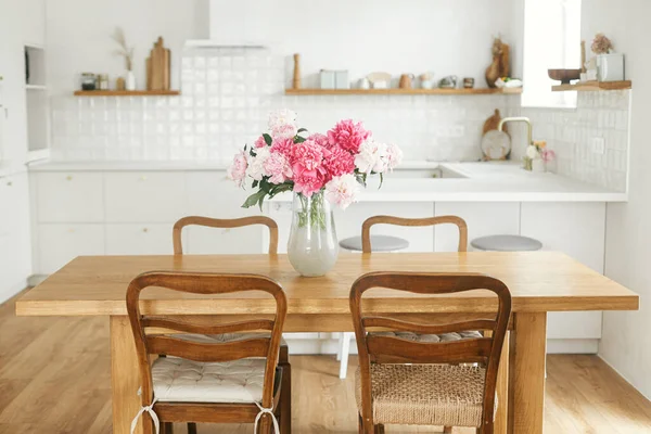 Moderne Kücheneinrichtung Schöne Pfingstrosen Der Vase Auf Holztisch Vor Dem — Stockfoto