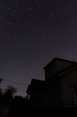 Modern çiftlik evinin üzerinde yıldızlar olan muhteşem bir gece göğü. Güzel yıldızlı gökyüzü. Samanyolu Galaksisi