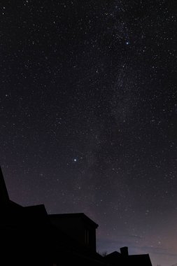 Modern çiftlik evinin üzerinde yıldızlar olan muhteşem bir gece göğü. Güzel yıldızlı gökyüzü. Samanyolu Galaksisi