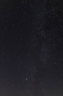 Kırsalda yıldızlarla dolu inanılmaz bir gece göğü. Güzel yıldızlı gökyüzü. Samanyolu Galaksisi