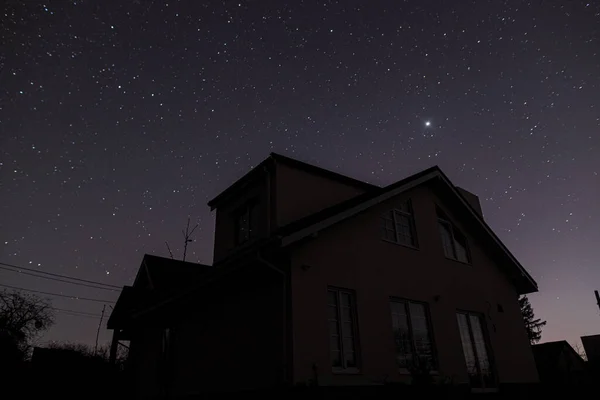 Úžasná Noční Obloha Hvězdami Nad Moderním Statkem Venkově Nádherná Hvězdná — Stock fotografie