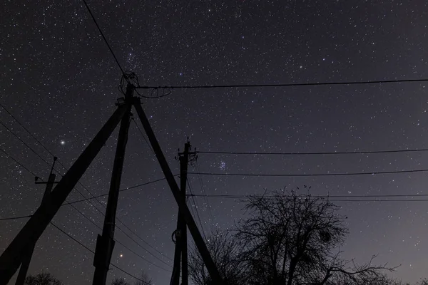 Geweldige Nachtelijke Hemel Met Sterren Machtstorens Met Lijnen Het Platteland — Stockfoto
