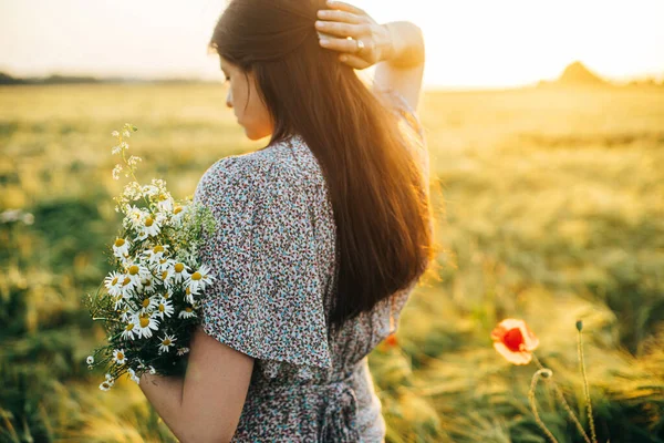 Beautiful Woman Wildflowers Enjoying Sunset Barley Field Atmospheric Tranquil Moment — Stock Photo, Image